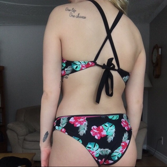 Floral bikini - Picture 4 of 4
